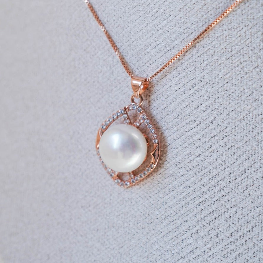 MentaRose Pearl Necklace